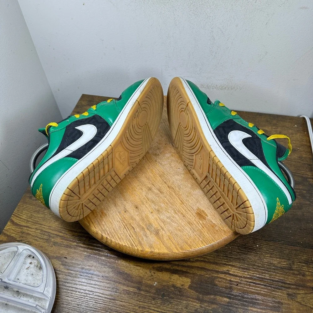 Jordan 1 Low SE Christmas Holiday Special DQ8422-300 Mens Size 9.5 Sneakers